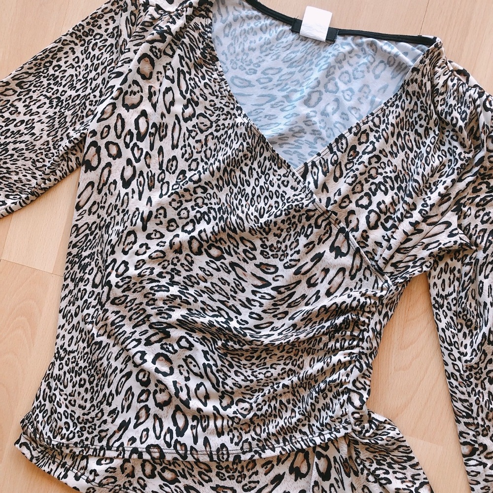 π ISCA Leopard Print Surplice Ruched Top π - Picture 4 of 13